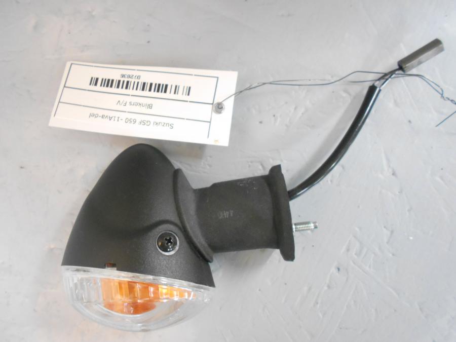 Baksidan på Blinkers från en Suzuki GSF 650 -2011 motorcykel.