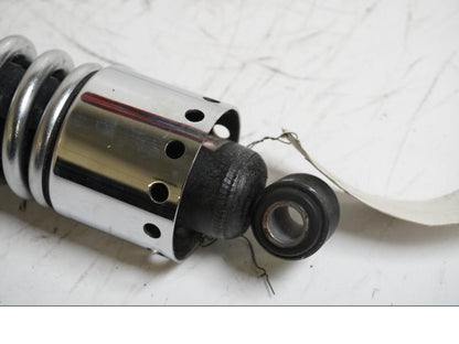 Höger sida på Stötdämpare från en H-D Dyna Street Bob FXDB/I -2013 motorcykel.