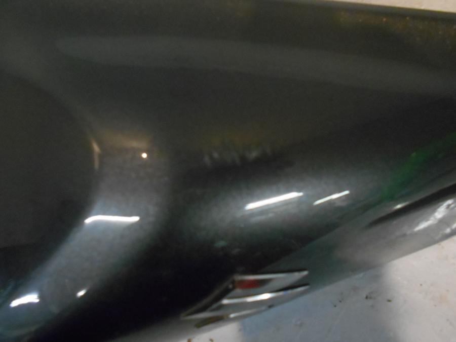 Baksidan på Bensintankskåpa från en Suzuki DL 650 -2012 motorcykel.