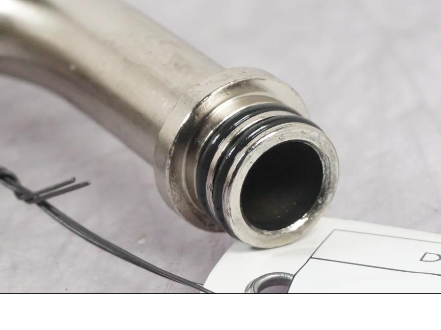 Snett uppifrån på Oljekylrör från en Ducati Multistrada V4 -2024 motorcykel.