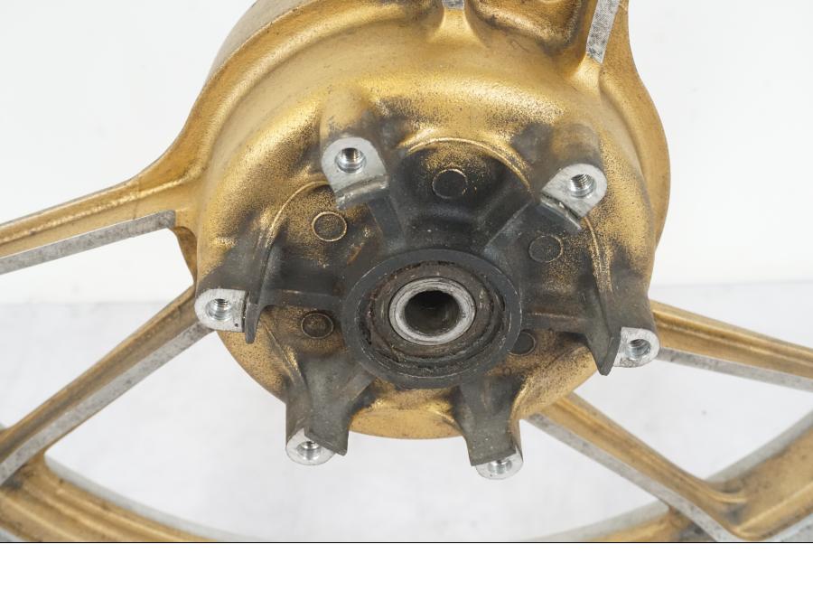 Extrabild2 på Fälg från en Suzuki GSX 550 EF -1985 motorcykel.