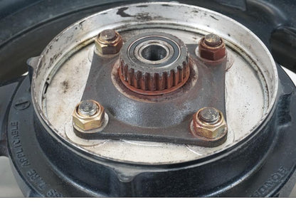 Baksidan på Fälg från en Honda ST 1300 -2002 motorcykel.