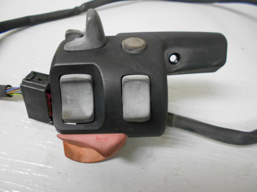 Framsidan på Styrelreglage från en BMW K 1200 LT -2007 motorcykel.