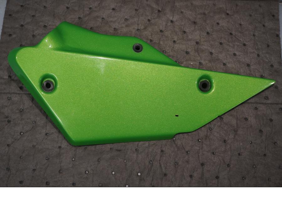 Framsidan på Värmeskydd från en Kawasaki ZX-10R -2008 motorcykel.