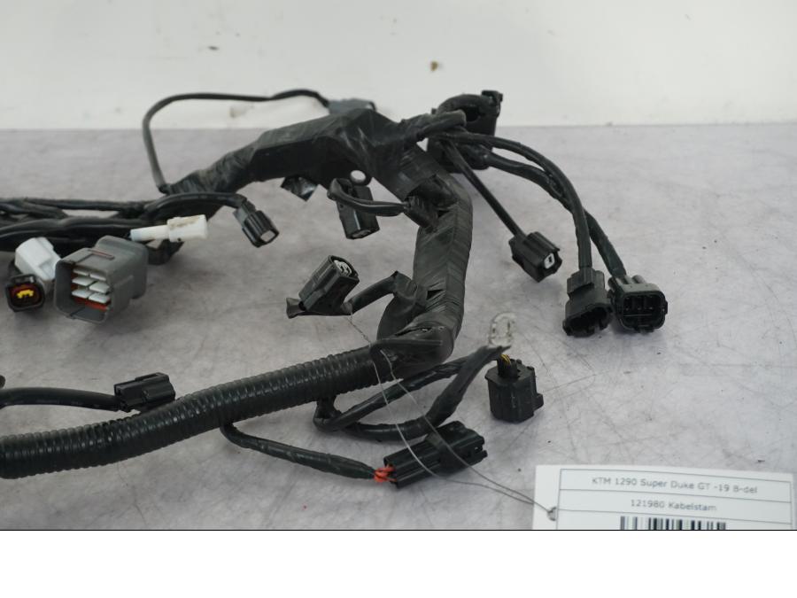 Baksidan på Kabelstam från en KTM 1290 Super Duke GT -2019 motorcykel.