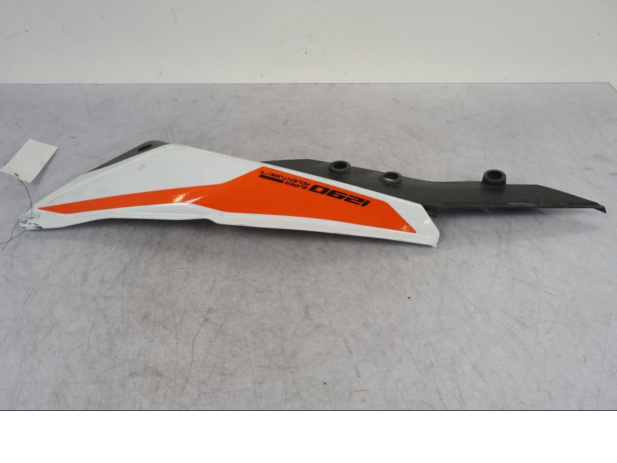 Vänster sida på Bakvinge från en KTM 1290 Super Adventure R -2018 motorcykel.