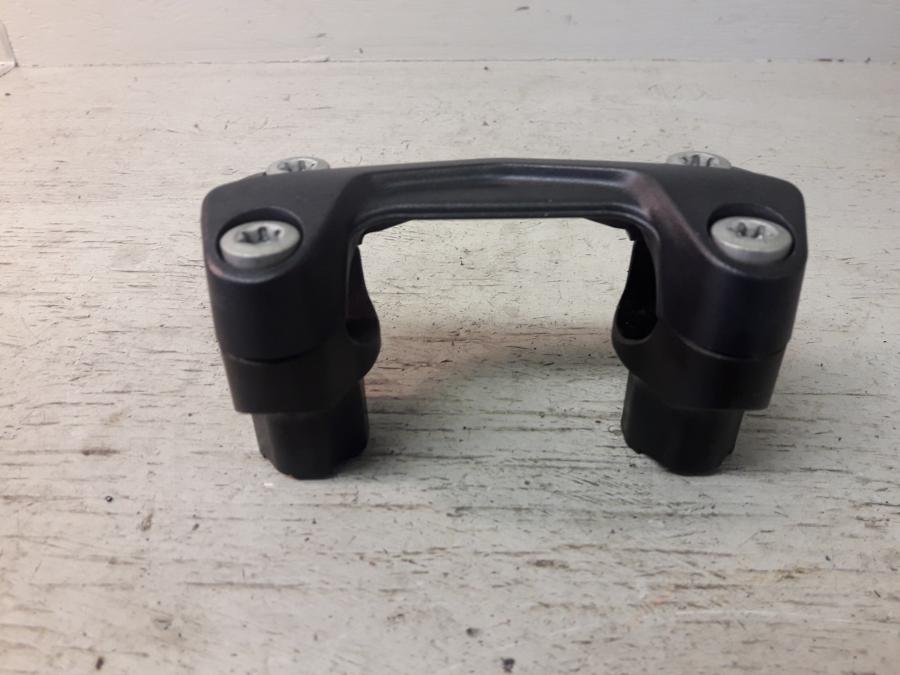 Framsidan på Styrfäste från en KTM 1290 Super Duke -2016 motorcykel.