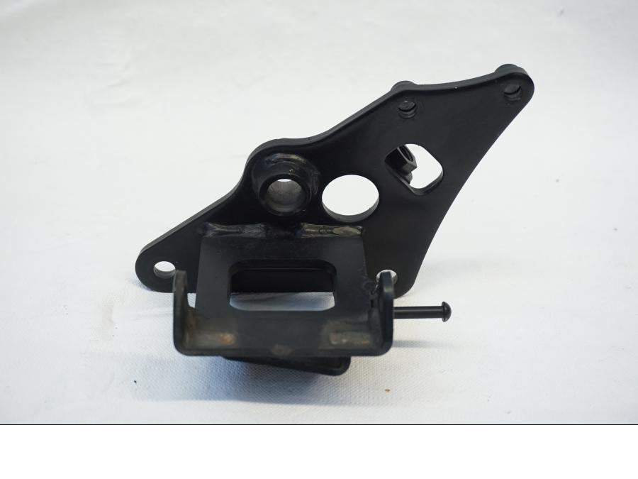 Framsidan på Fotplattefäste från en Kawasaki VN 900 -2006 motorcykel.