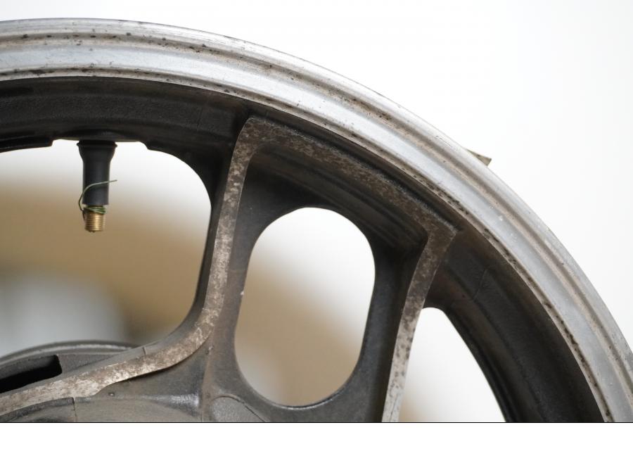 Vänster sida på Fälg från en Yamaha FJ 1200 -1986 motorcykel.