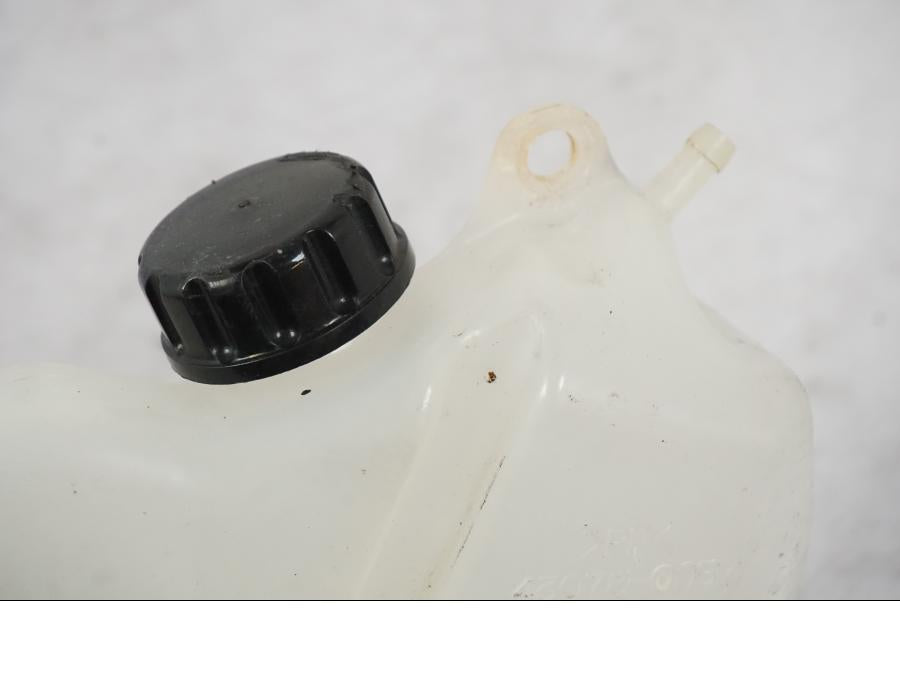 Vänster sida på Vattenexpansionskärl från en Kawasaki ZX-6R -2011 motorcykel.