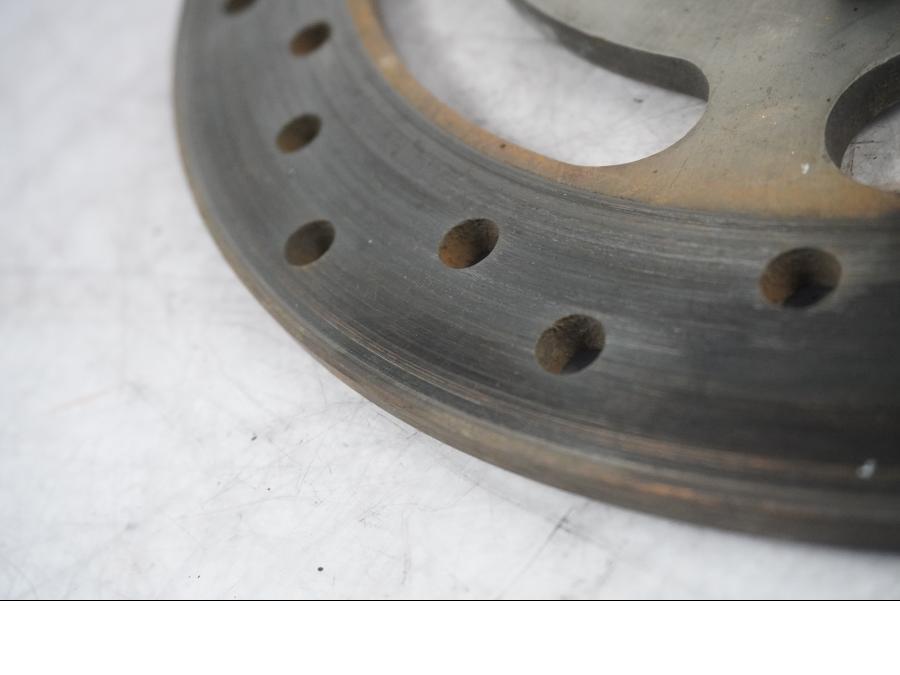 Vänster sida på Bromsskiva från en H-D Touring Street Glide FLHX -2009 motorcykel.