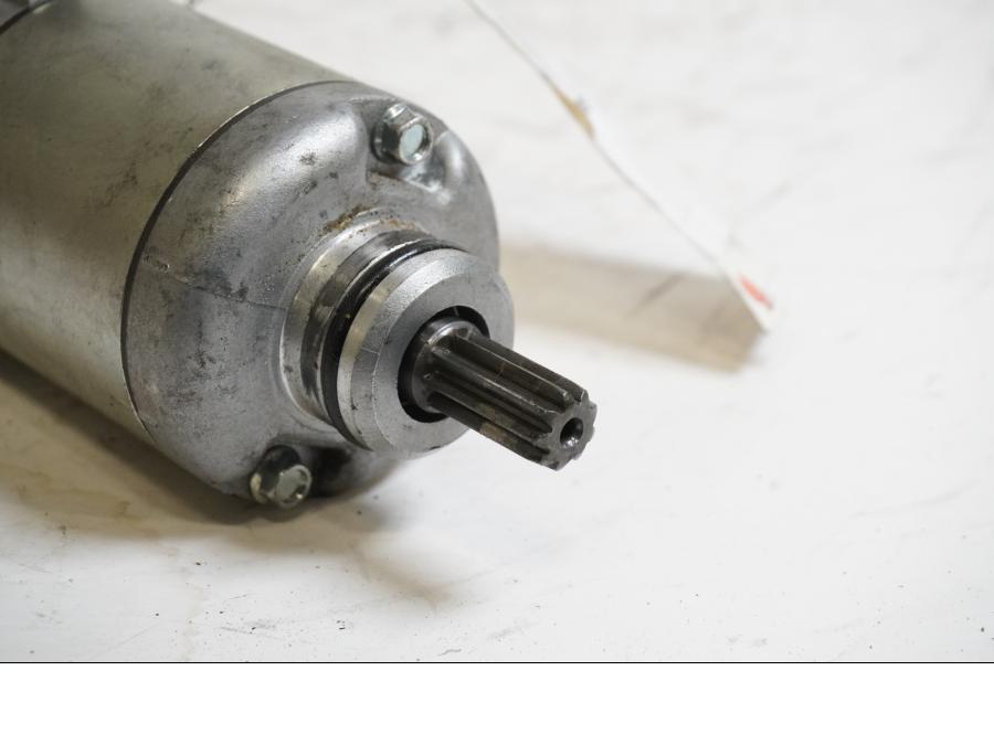 Baksidan på Startmotor från en Honda CBR 600 RR -2004 motorcykel.