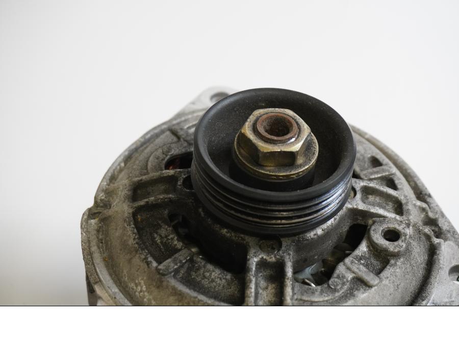 Baksidan på Generator från en BMW R 1100 R -1995 motorcykel.