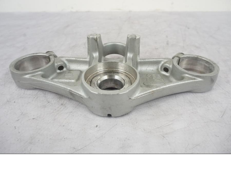 Snett nerifrån på Gaffelkrona från en Honda VTR 1000 F -1997 motorcykel.