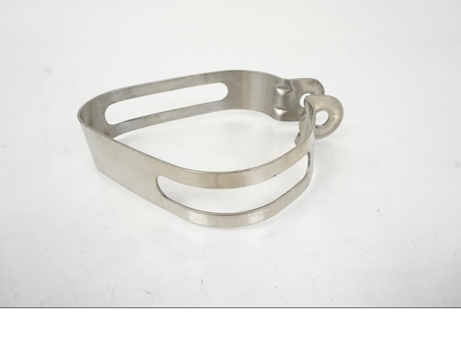 Framsidan på <p>Ljuddämparfäste 2017. YOSHIMURA. </p>

<p>Lite ytrost se bild.</p>

<p>Bredd:105mm.</p>

<p>Höjd: 125mm.</p> motorcykel.