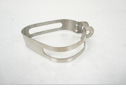 Framsidan på <p>Ljuddämparfäste 2017. YOSHIMURA. </p>

<p>Lite ytrost se bild.</p>

<p>Bredd:105mm.</p>

<p>Höjd: 125mm.</p> motorcykel.