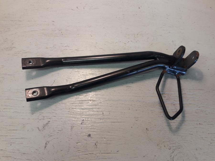 Framsidan på Fotpinnefäste från en Aprilia RS 125 -2017 motorcykel.