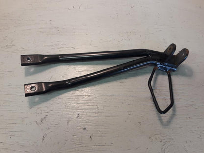 Framsidan på Fotpinnefäste från en Aprilia RS 125 -2017 motorcykel.