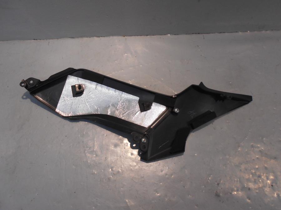 Baksidan på Sidopanel från en Kawasaki Z 900 -2018 motorcykel.