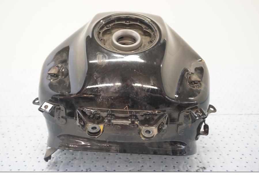 Vänster sida på Bensintank från en KTM 125 Duke -2017 motorcykel.