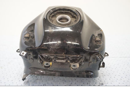 Vänster sida på Bensintank från en KTM 125 Duke -2017 motorcykel.