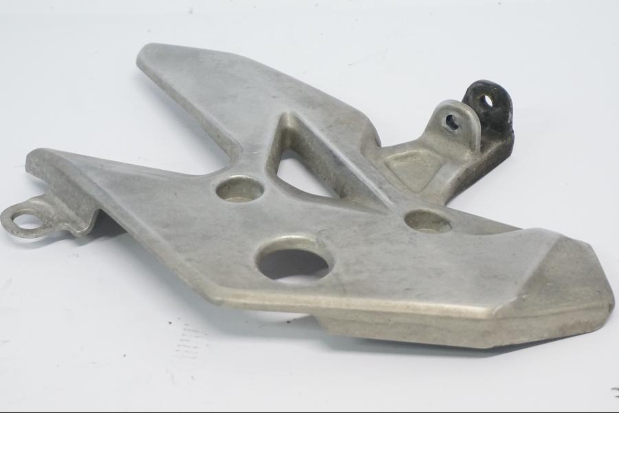 Vänster sida på Fotpinnefäste från en Honda CB 500 X -2015 motorcykel.