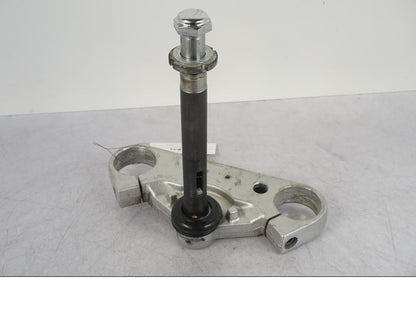 Baksidan på Gaffelkrona från en Suzuki VZ 800 -2000 motorcykel.