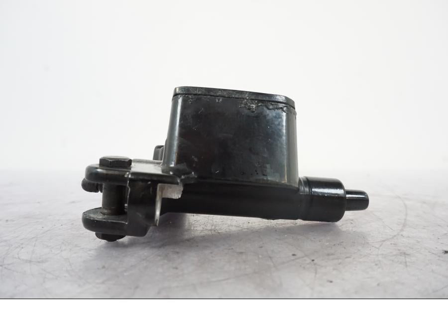 Snett uppifrån på Bromshuvudcylinder från en Yamaha YZF-R 125 -2008 motorcykel.