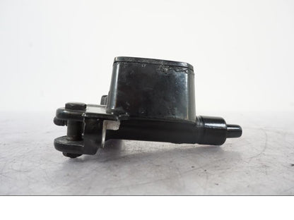 Snett uppifrån på Bromshuvudcylinder från en Yamaha YZF-R 125 -2008 motorcykel.