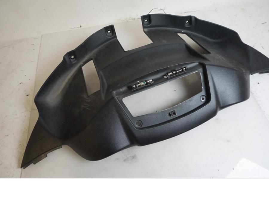 Framsidan på Instrumentpanelkåpa från en Indian Chieftain Dark Horse -2019 motorcykel.