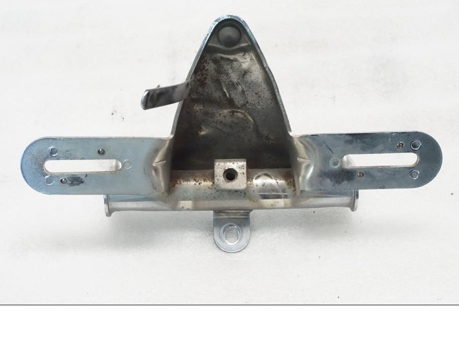 Baksidan på Skylthållare från en Yamaha XVZ 13TD -1999 motorcykel.