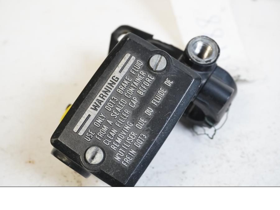 Baksidan på Bromshuvudcylinder från en Kawasaki Zephyr 750 -1991 motorcykel.