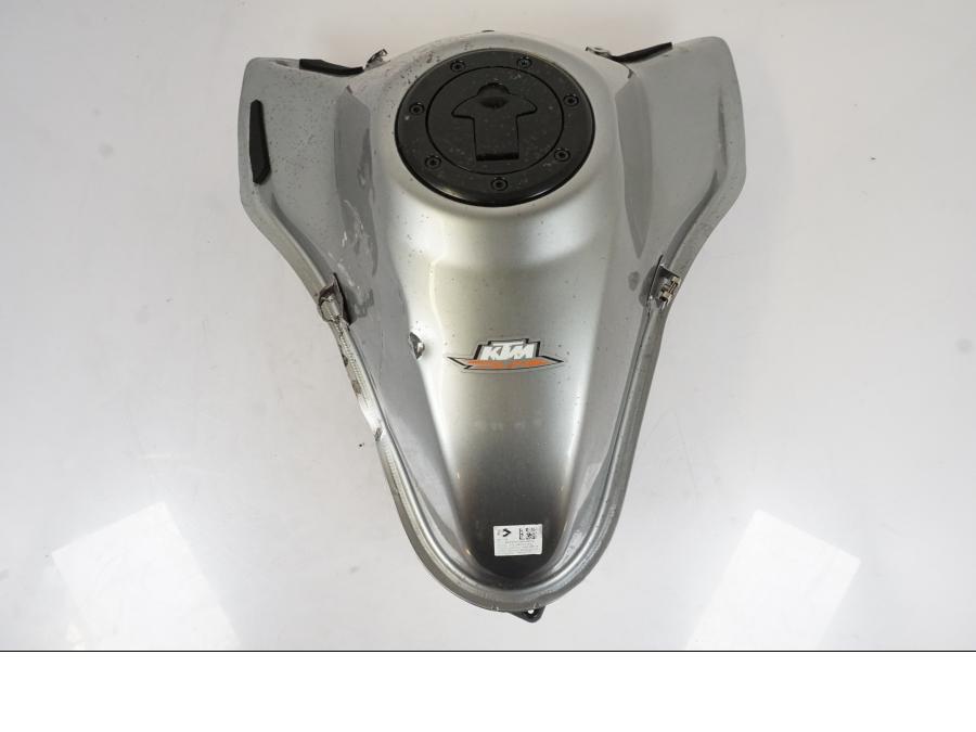 Snett uppifrån på Bensintank från en KTM 790 Duke -2019 motorcykel.