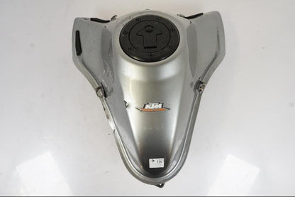 Snett uppifrån på Bensintank från en KTM 790 Duke -2019 motorcykel.