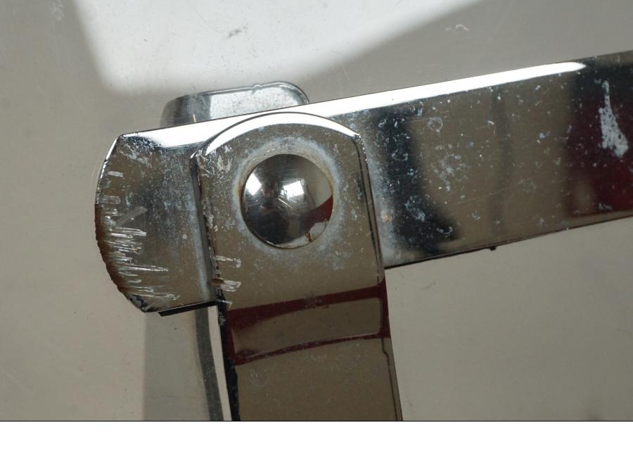 Snett nerifrån på <p>Vindruta från Suzuki VZ 800 2000.</p>

<p>Fästen finns ej, skrapmärke på kromdetalj se bilder, rutfästena är original men vindrutan är hemmagjord. Ytliga repor finns på rutan se bilder.</p> motorcykel.