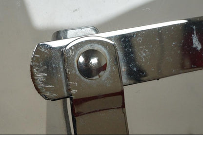 Snett nerifrån på <p>Vindruta från Suzuki VZ 800 2000.</p>

<p>Fästen finns ej, skrapmärke på kromdetalj se bilder, rutfästena är original men vindrutan är hemmagjord. Ytliga repor finns på rutan se bilder.</p> motorcykel.