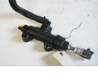 Baksidan på Bromshuvudcylinder från en Triumph Street Triple R -2011 motorcykel.