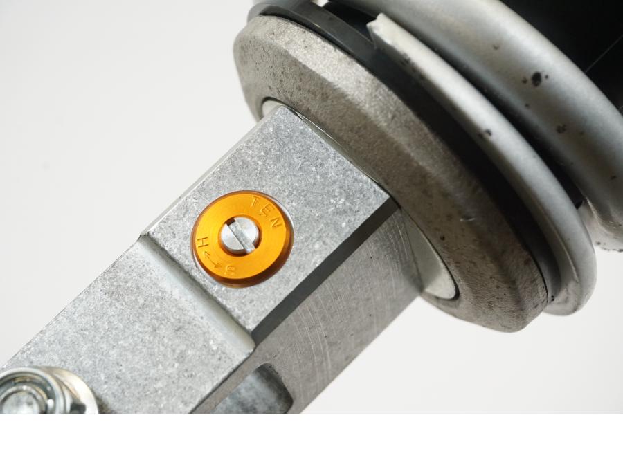 Snett nerifrån på Stötdämpare från en Yamaha MT-07 -2019 motorcykel.