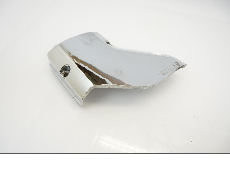 Vänster sida på Motorkåpa från en Suzuki VS 800 -1996 motorcykel.