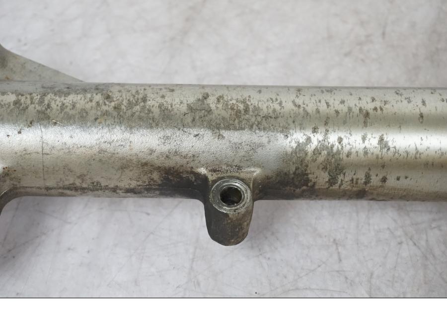 Vänster sida på Gaffelben från en Honda XL 125 R -1998 motorcykel.