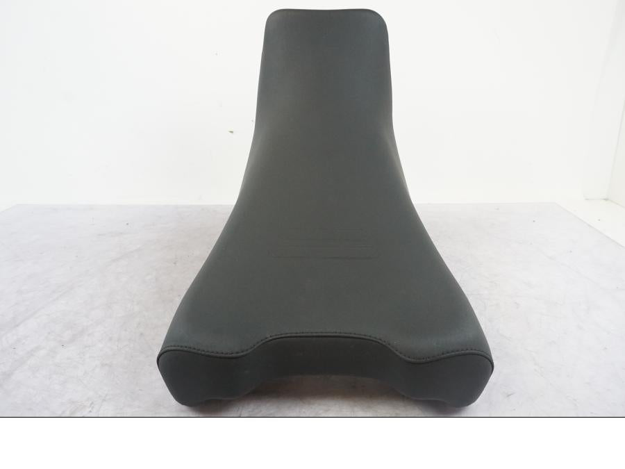 Höger sida på Sadel från en Ducati Desert X -2023 motorcykel.