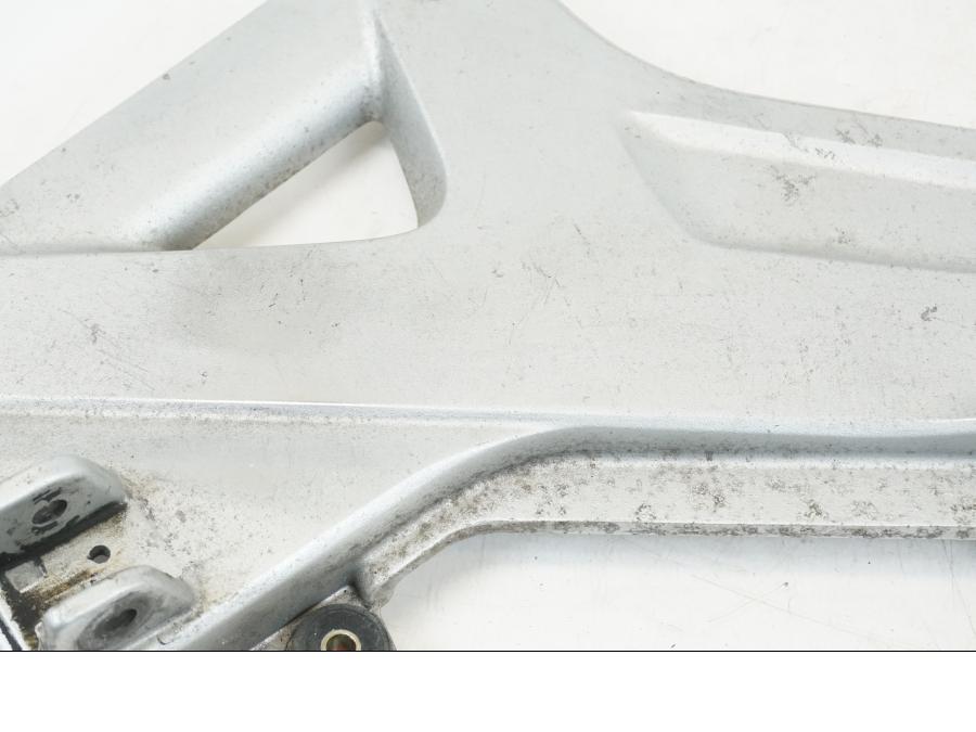 Höger sida på Fotpinnefäste från en Honda ST 1300 -2002 motorcykel.