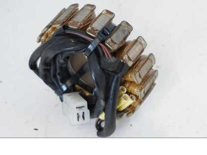 Snett nerifrån på Generator från en Kawasaki ZR-7 -2001 motorcykel.