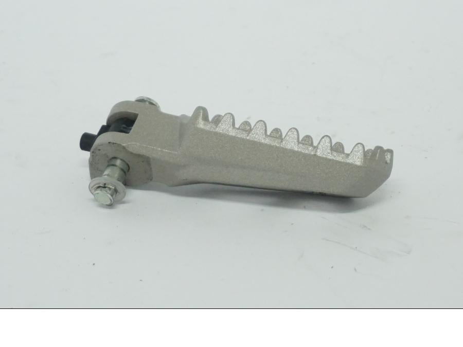 Framsidan på Fotpinne från en Ducati Desert X -2022 motorcykel.