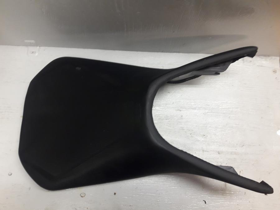 Framsidan på Sadel från en KTM 125 Duke -2017 motorcykel.