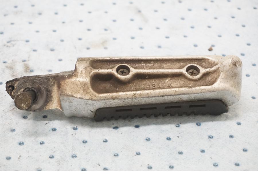 Baksidan på Fotpinne från en Suzuki GSX 550 -1985 motorcykel.