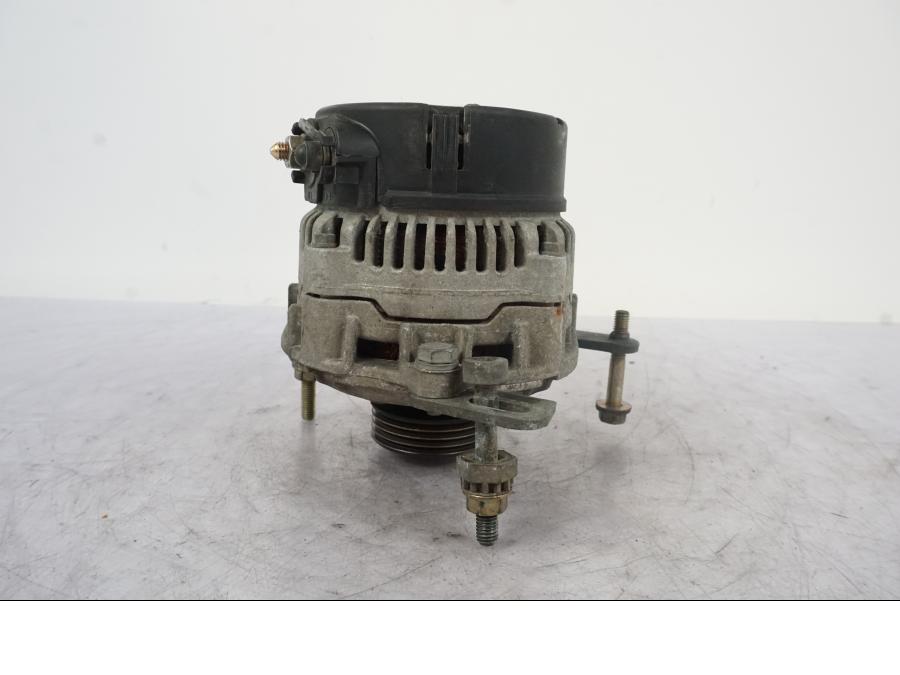 Vänster sida på Generator från en BMW R 1150 GS -2002 motorcykel.