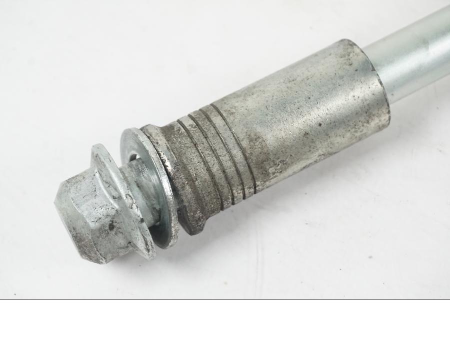 Baksidan på Axel från en H-D Softail FXCW Rocker -2008 motorcykel.