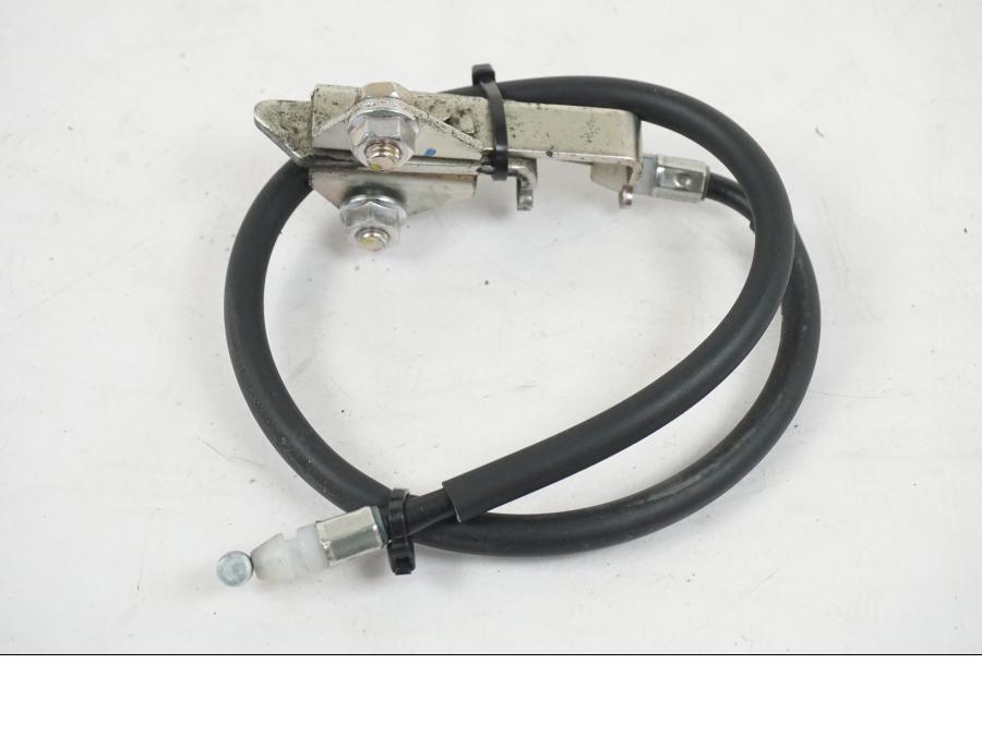 Höger sida på Sadellåsmekanism från en Yamaha MT-07 -2019 motorcykel.