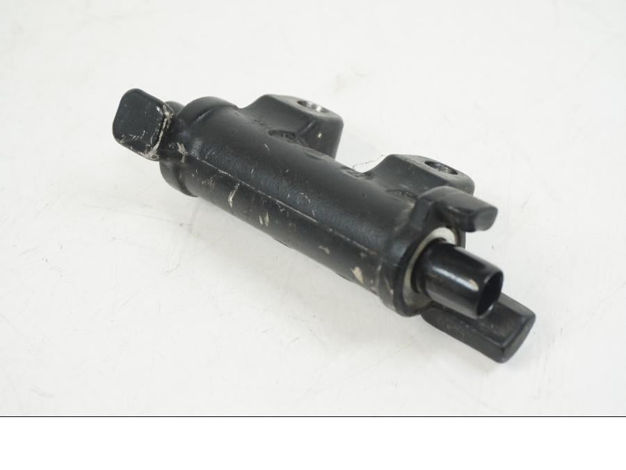 Snett nerifrån på Bromsfördelare från en Yamaha XV 1100 -1993 motorcykel.